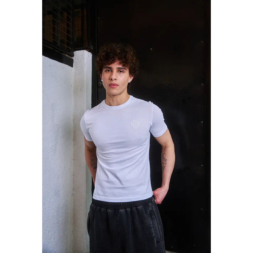 POLERA SLIM FIT "CLOVER ENTRY" 3D BLANCA