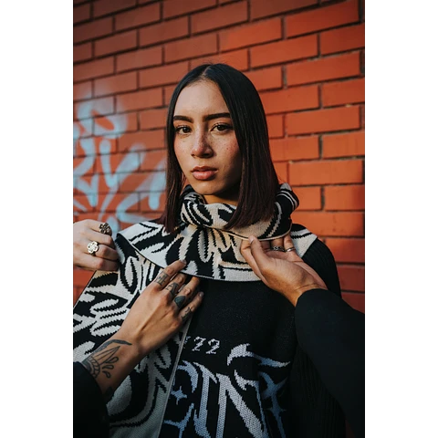 BUFANDA "CLOVER ENTRY PATTERN" NEGRA