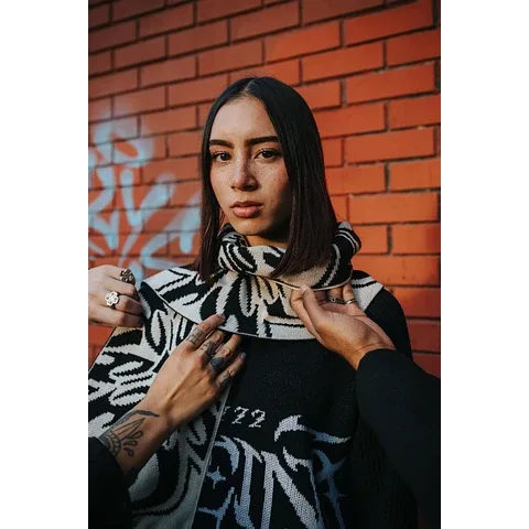 BUFANDA "CLOVER ENTRY PATTERN" NEGRA